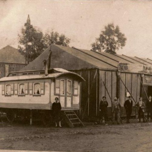 Theaterzelt mit Wohn- und Packwagen des Max Kressig in den 20er Jahren